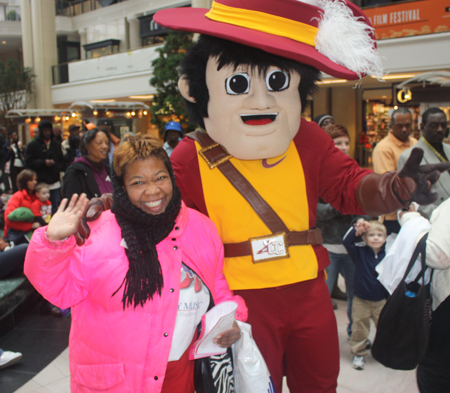 Cleveland Cavs mascot Sir CC and fan