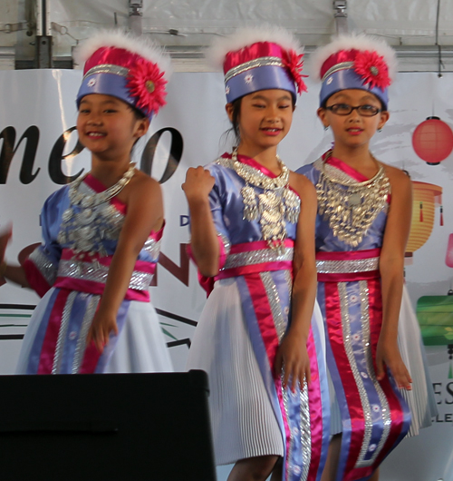 Paj Tawg Tshiab (blooming flower) Hmong dance group