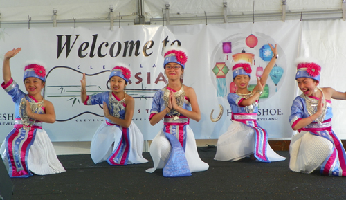 Paj Tawg Tshiab (blooming flower) Hmong dance group