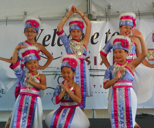 Paj Tawg Tshiab (blooming flower) Hmong dance group