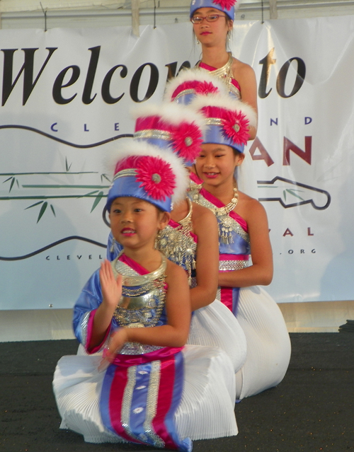 Paj Tawg Tshiab dancers