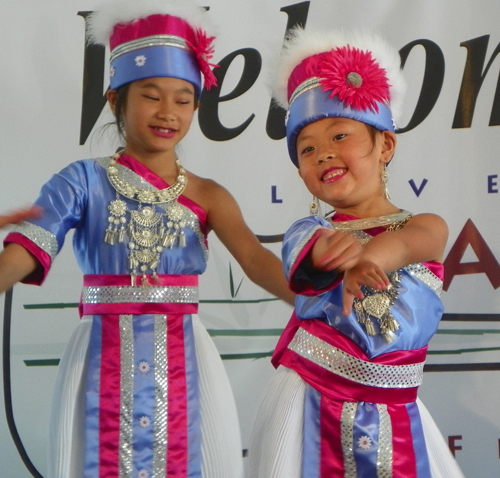 Paj Tawg Tshiab (blooming flower) Hmong dance group