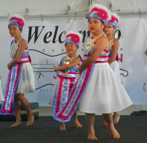 Paj Tawg Tshiab (blooming flower) Hmong dance group