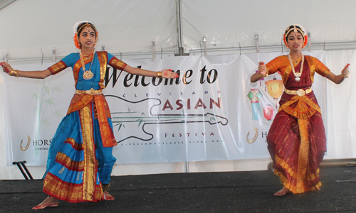 Kalyani Veturi Kuchipudi dancers