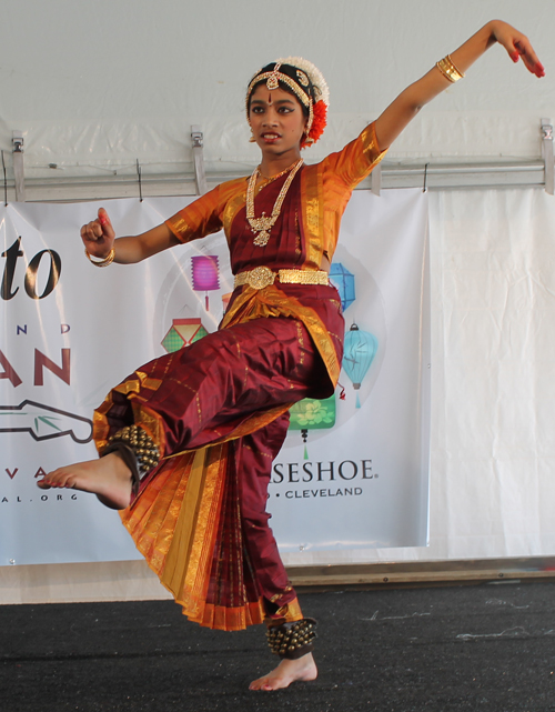 Kalyani Veturi Kuchipudi dancers