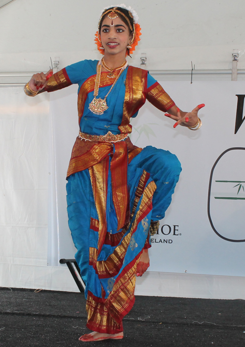 Kalyani Veturi Kuchipudi dancers
