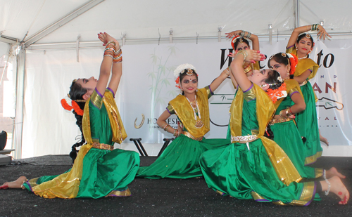 Kalyani Veturi Kuchipudi dancers