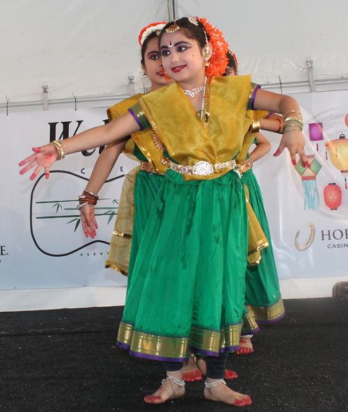 Kalyani Veturi Kuchipudi dancers