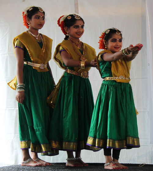 Kalyani Veturi Kuchipudi dancers