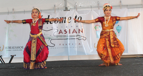 Kalyani Veturi Kuchipudi dancers