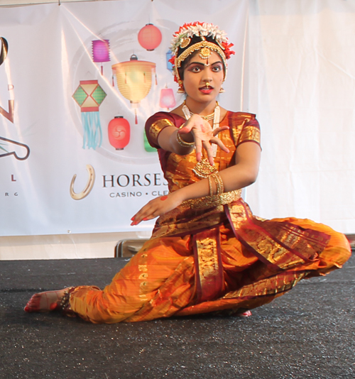 Kalyani Veturi Kuchipudi dancers