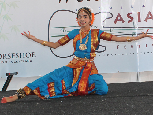 Kalyani Veturi Kuchipudi dancers