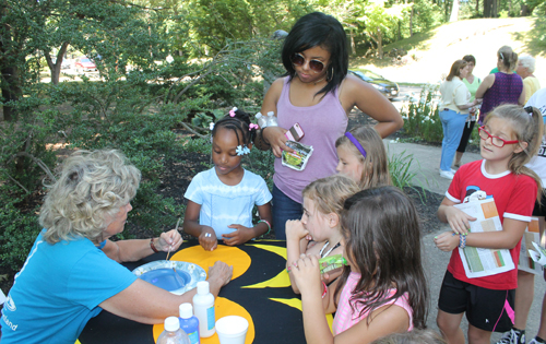 Painting the Finnisg flag on girl's hand