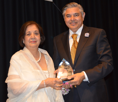 Mona Alag and Sudarshan Sathe with award