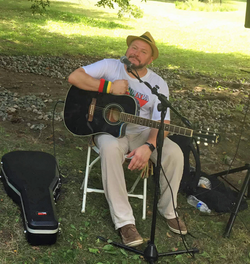 Lithuanian Garden guitarist