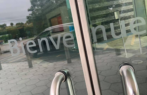 Bienvenue on door of Cleveland Museum of Art