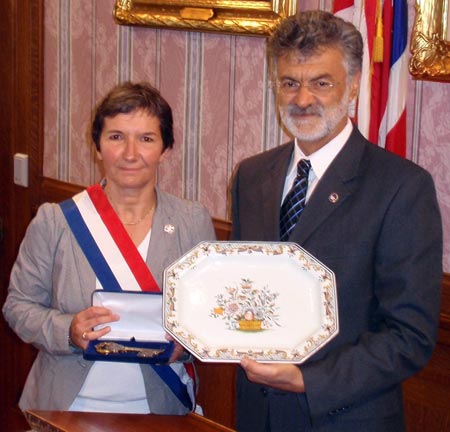 Rouen Mayor Valerie Fourneyron and Cleveland Mayor Frank Jackson exchange gifts