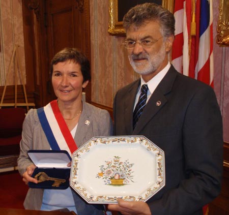 Rouen Mayor Valerie Fourneyron and Cleveland Mayor Frank Jackson exchange gifts