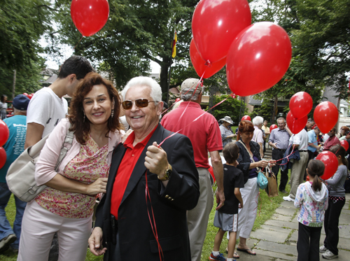 Nada and Ken with red balloon