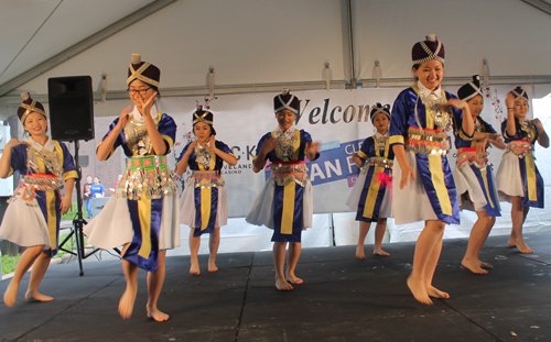 Paj Tawg Tshiab, Hmong Dance of Blooming Flowers, performed traditional Hmong dances in beautiful costumes at the 2016 Cleveland Asian Festival