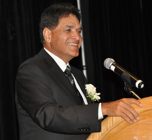 Monte Ahuja giving acceptance speech