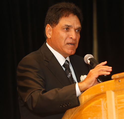 Monte Ahuja giving acceptance speech