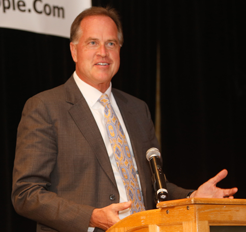 Tom Zenty inducting Monte Ahuja