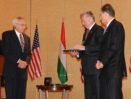 Sndor Krmer with President Pl Schmitt and Ambassador Gyrgy Szapry 