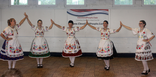 Cs�rd�s Hungarian Dancers