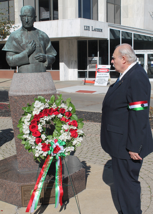 1956er Thomas Ratoni-Nagy at Cardinal Mindszenty statue