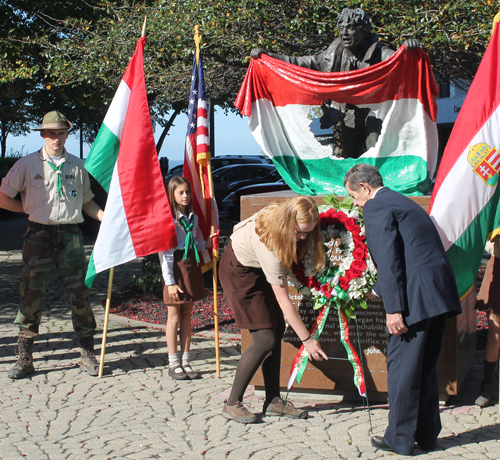 Placing wreath at Hungarian Freedom Fighter statue