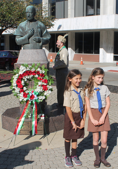 Placing wreath at Cardinal Mindszenty statue