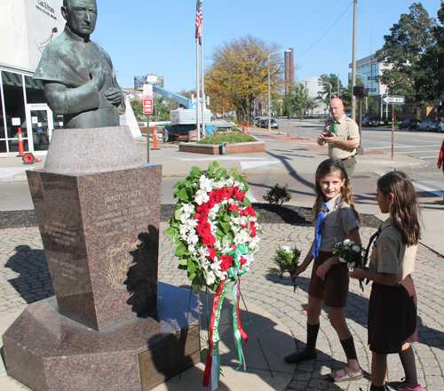 Placing wreath at Cardinal Mindszenty statue