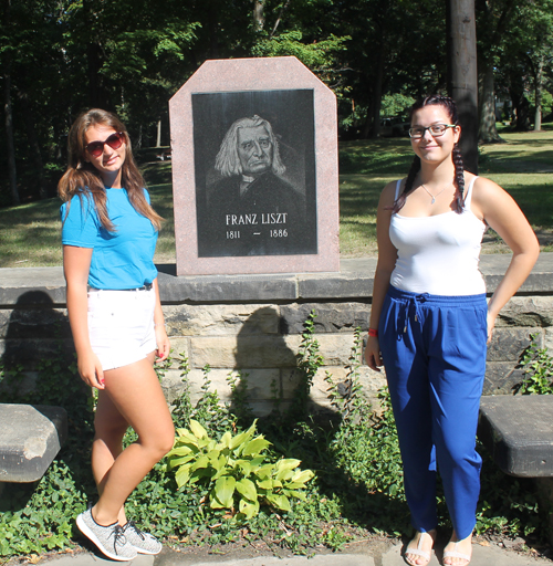 Posing with Franz Liszt monument