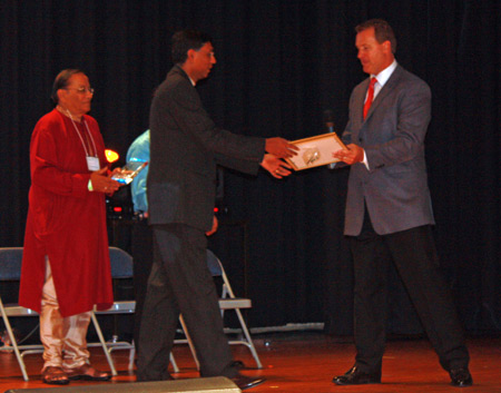 Dr Deb Roy and Independence Mayor Gregory Kurtz