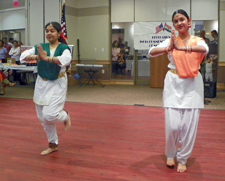 Miss Debolina Ghosh and her cousin Miss Subinita Hazra performed a traditional Indian dance