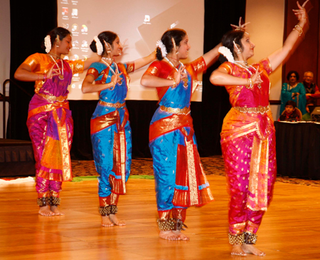 Sujatha Srinivasan and her students Shriya Srinivasan, Mathangi Sridharan and Darshana Balasubramaniam performed a Bharata Natayam dance