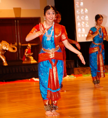 Sujatha Srinivasan and her students Shriya Srinivasan, Mathangi Sridharan and Darshana Balasubramaniam performed a Bharata Natayam dance