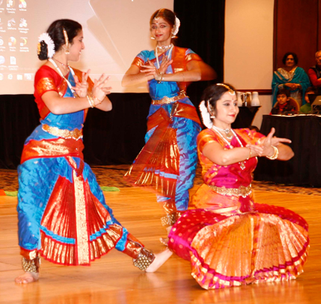 Sujatha Srinivasan and her students Shriya Srinivasan, Mathangi Sridharan and Darshana Balasubramaniam performed a Bharata Natayam dance