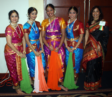 Sujatha Srinivasan and her students Shriya Srinivasan, Mathangi Sridharan and Darshana Balasubramaniam with Sangita Bafna