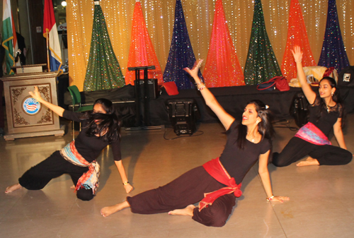 Raj Vanket and young ladies from the Cleveland State University Bollywood group