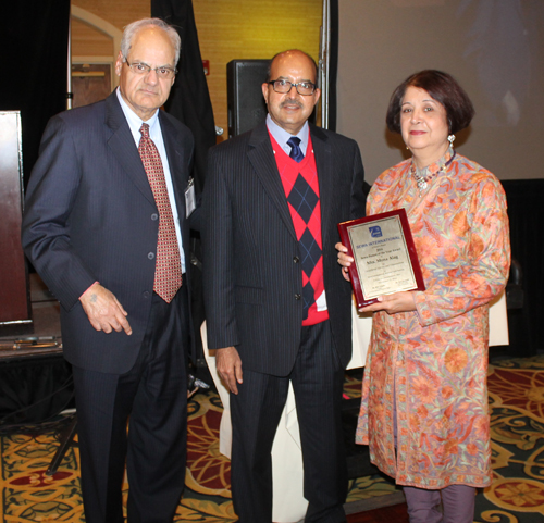 Mona Alag receives award