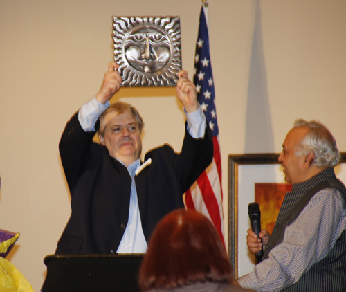 Dan Hanson with Friend of India Community Award