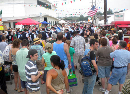 Sunday crowd around the pipe band