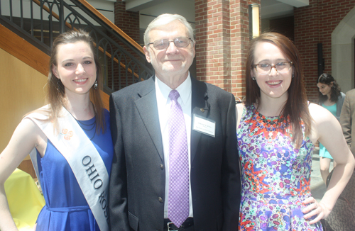 Gerry Quinn with Ohio Rose of Tralee Kathleen O'Donnell and Maureen Ginley