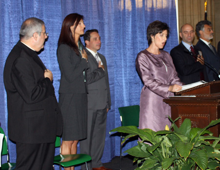 Andrea Anelli, Director of Opera Per Tutti, sang the Italian and the United States National Anthems