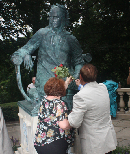 Placing roses in Dante statue