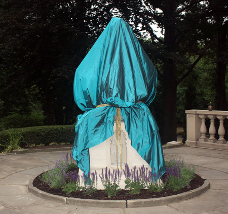Dante Alighieri statue coverd before unveiling