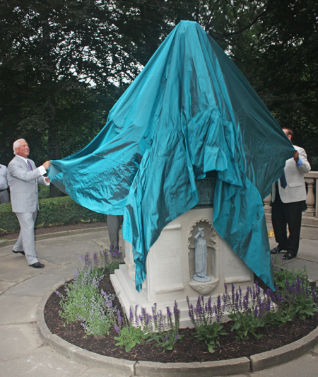 Dante Alighieri statue unveiled in Cleveland Italian Garden