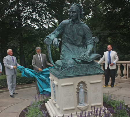 Dante Alighieri statue unveiled in Cleveland Italian Garden
